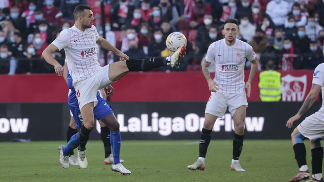 Joan Jordán eleva su pierna izquierda para hacerse con un balón ante Ocampos.