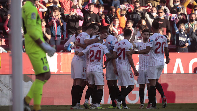 Los futbolistas del Sevilla felicitan a Rafa Mir tras su gol de tacón.