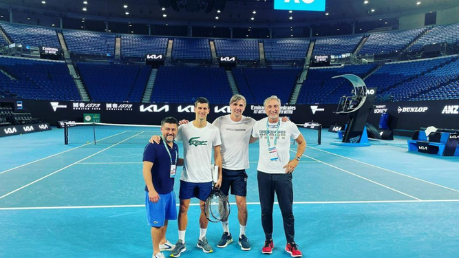 Djokovic junto a su equipo de trabajo