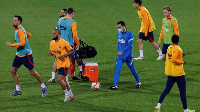 Xavi Hernández, rodeado por varios de sus jugadores, durante el entrenamiento de este martes en Riad.