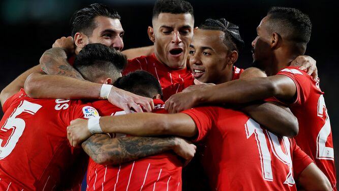 Los jugadores del Sevilla se abrazan tras un gol en el último derbi en Heliópolis.