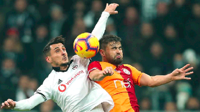 Çalik (d), en un salto de cabeza en su etapa en el Galatasaray.