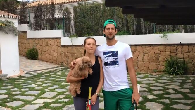 Djokovic y su mujer, Jelena, en su casa en Marbella.