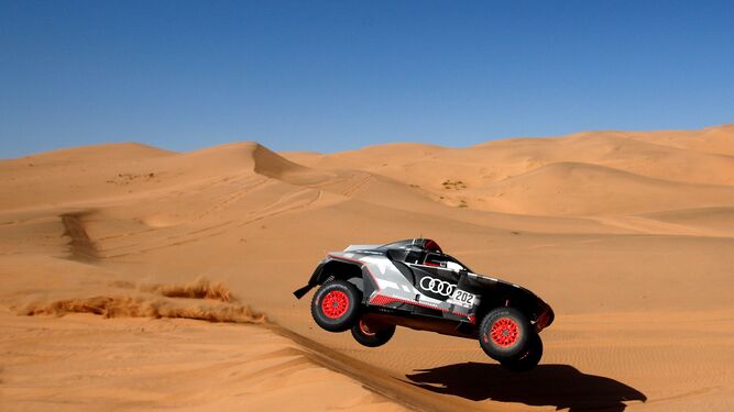 Carlos Sainz salta las dunas con su Audi