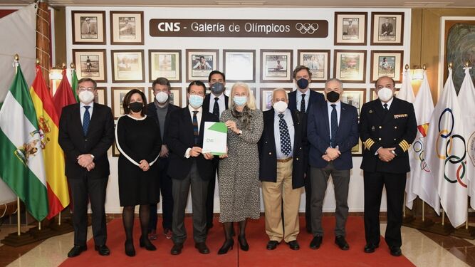 Una imagen de la comisión creada con el documento de la petición de la medalla de Andalucía.
