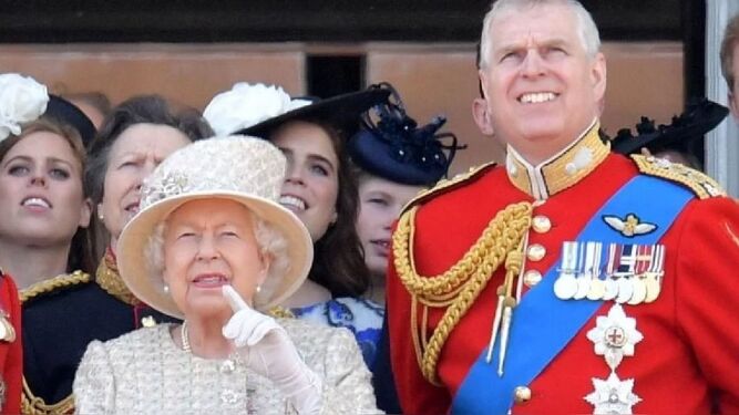 La reina Isabel II junto al  príncipe Andrés