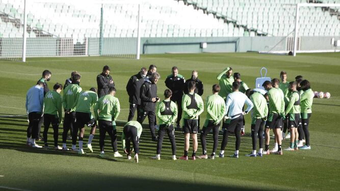 Pellegrini se dirige a sus jugadores al inicio del entrenamiento de hoy en el Villamarín.