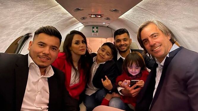 Tecatito, con su familia y su agente, en el avión privado que lo ha trasladado a Sevilla.
