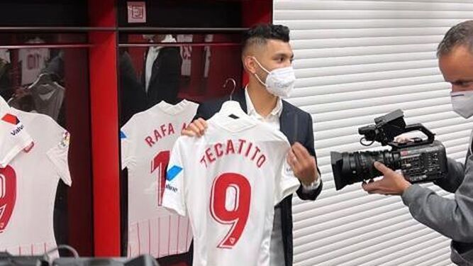 Tecatito posa para los medios del club con la camiseta que lucirá en el Sevilla.