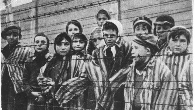 Judíos en un campo de concentración nazi
