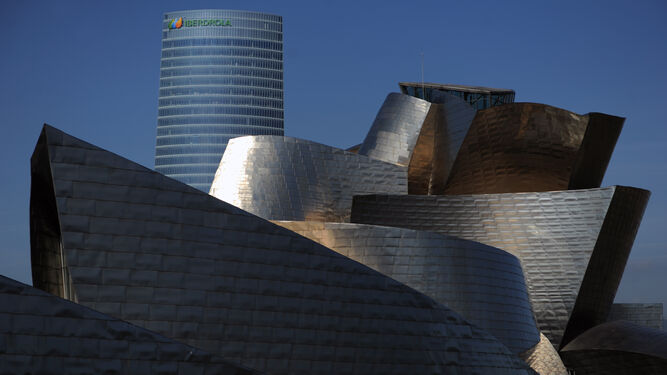 Torre Iberdrola, sede de la compañía en Bilbao, con el museo Guggenheim delante.
