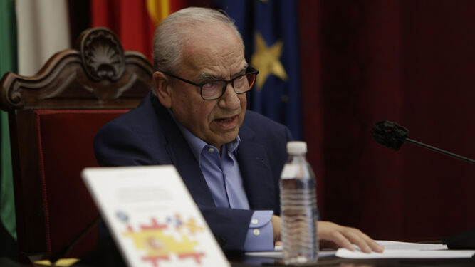 Alfonso Guerra imparte una conferencia.