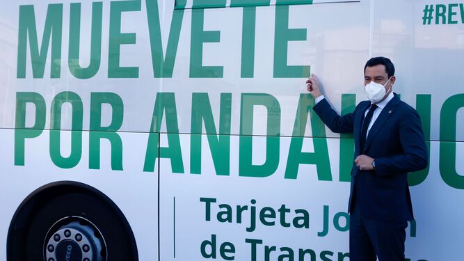 El presidente Juanma Moreno en la presentación de la Tarjeta Joven de Transporte para autobuses, metros y tranvías.