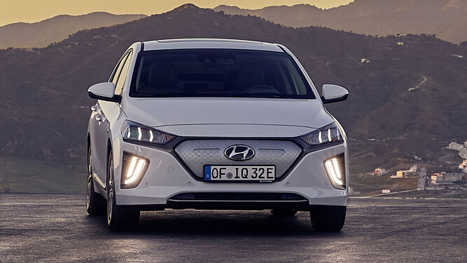 OCU elige a Hyundai Ioniq EV y Peugeot e-2008 como los mejores eléctricos asequibles