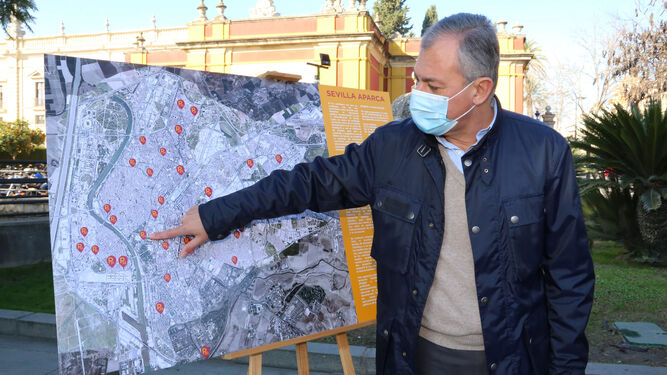 Sanz señala un mapa con los aparcamientos propuestos en todos los distritos.