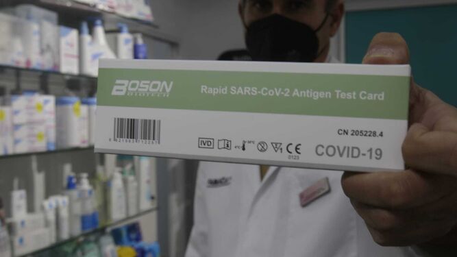 Un test de antígenos para su venta en una farmacia.