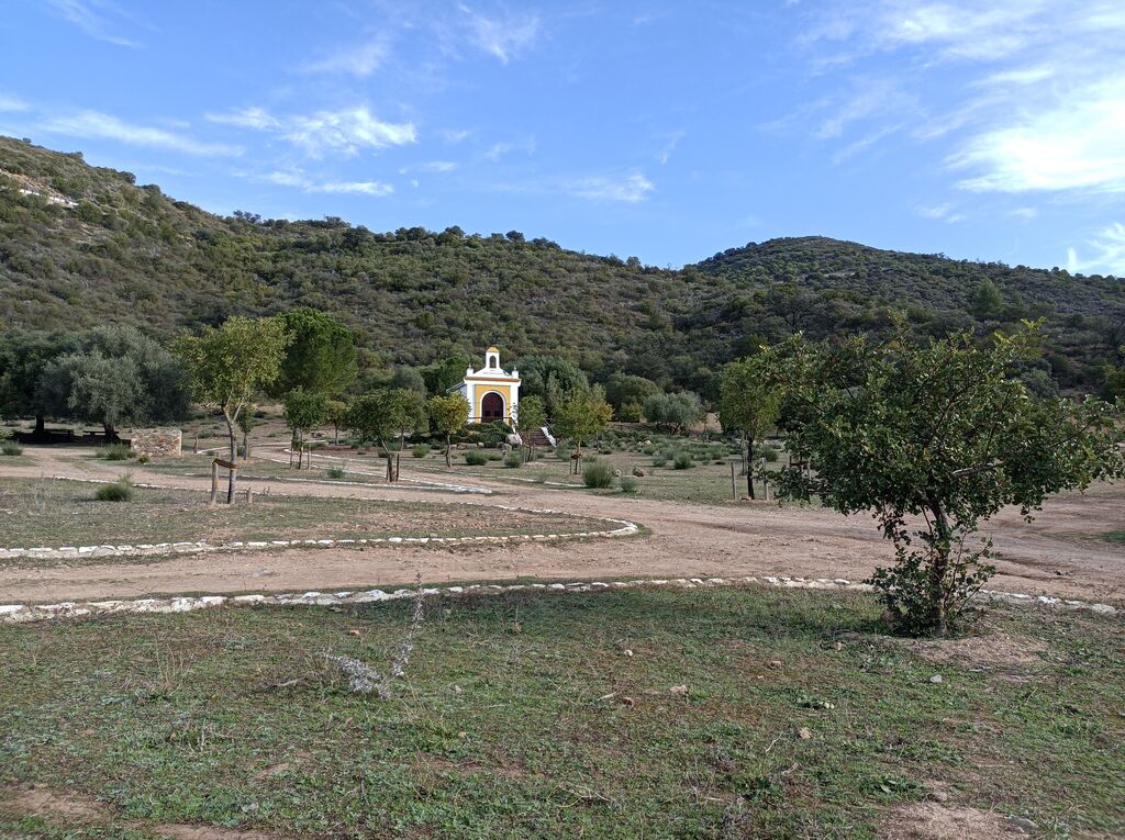 A la izquierda est&aacute; la Ermita de la Virgen de F&aacute;tima.