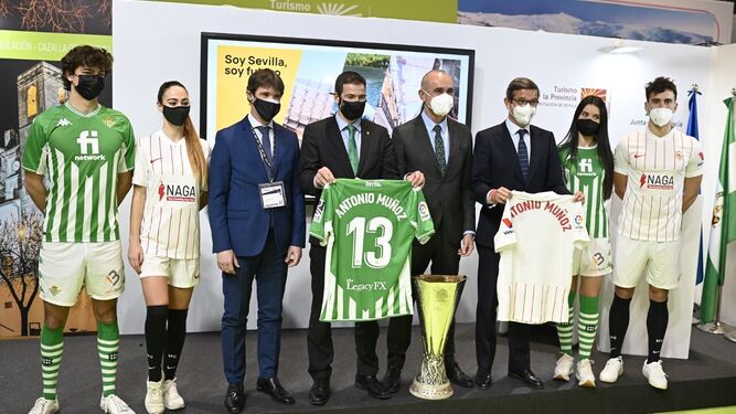 El alcalde y el delegado de Deportes posan junto a los representantes de los clubes del Betis y el Sevilla con la Copa de la UEFA..