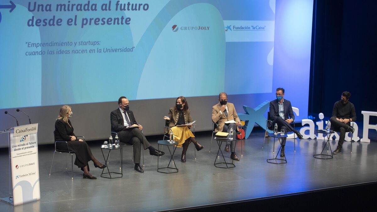 Los conferenciantes debaten en el día de ayer sobre el escenario de CaixaForum Sevilla.