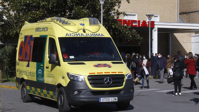 Una ambulancia del  061 en el entorno de la zona de Urgencias  del  Hospital  Virgen  del  Rocío.