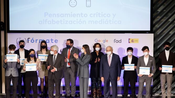 La reina Letizia  y el presidente del patronato de la Fundación de Ayuda contra la Drogadicción (FAD), Ignacio Bayón, posan junto a los galardonados en los premios 'InfoInfluencers'