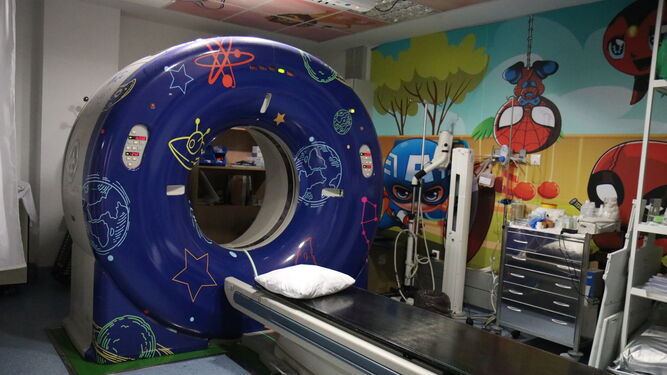 La máquina de TAC para las exploraciones a los más pequeños del Hospital Virgen del Rocío.