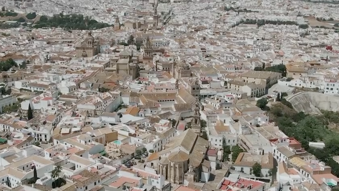 Vista aérea del municipio proyectada en un vídeo en Fitur.