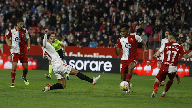 Óliver Torres remata casi con la puntera para marcar el gol del empate a dos.