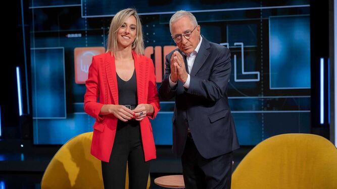 Marta Boadas y Xavier Sardá en el plató de 'Obrim Fil', programa de prime time de La 1 sólo para Cataluña