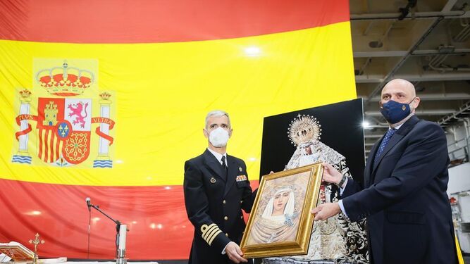 El buque Juan Carlos I consagra su "Capilla de los Marineros" a la Esperanza de Triana