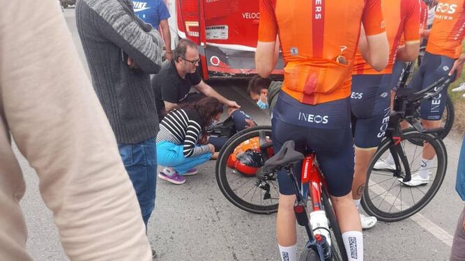 El ciclista Egan Bernal, tumbado en el suelo