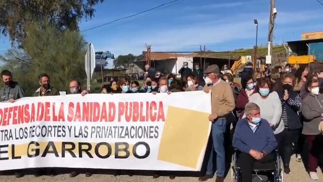 Personas mayores reclaman el punto de Urgencias en El Garrobo que la Junta de Andalucía desmanteló por la pandemia.
