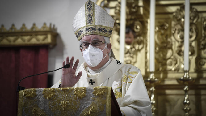 Monseñor Saiz, durante la eucaristía celebrada este lunes en las Salesas.