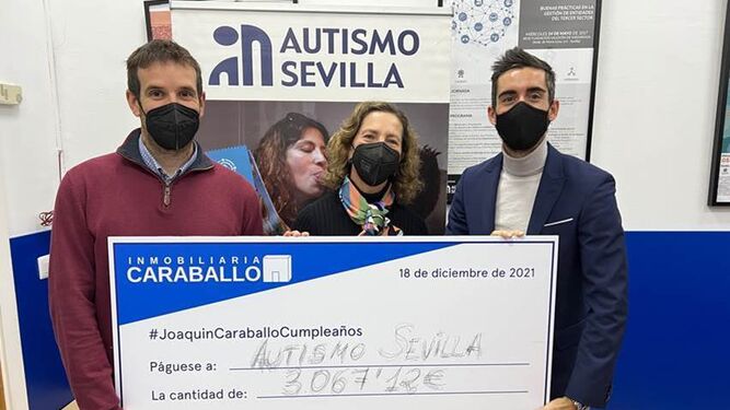 Entrega del cheque donado por el empresario sevillano Joaquín Caraballo a Mercedes Molina, presidenta de Autismo Sevilla.