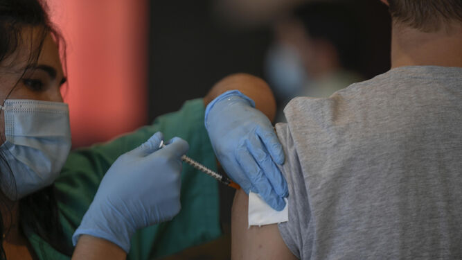 Un joven recibe la vacuna Covid.