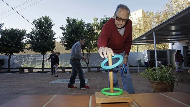 Unos usuarios practican juegos en una residencia de ancianos.