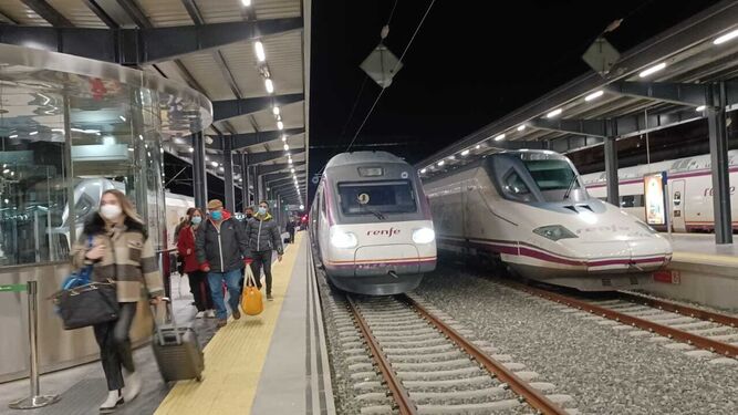 El Avant junto a un tren del AVE, en la Estación de Andaluces.