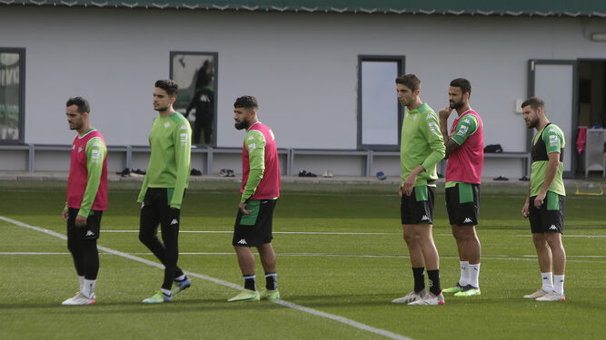 Juanmi, Bartra, Fekir, Édgar, Willian José y Aitor, en el entrenamiento.