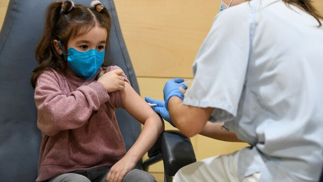 Una pequeña recibe la vacuna.
