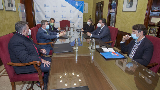 Un momento de la reunión celebrada en el Ayuntamiento de Huelva con los responsables de Iberdrola y el catedrático José Manuel Andújar.