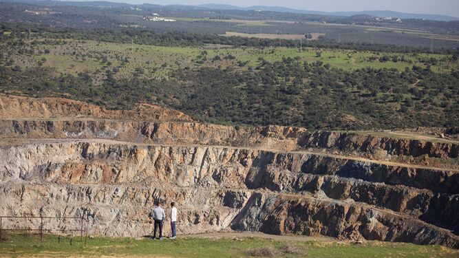 Vista de la mina desde uno de los puntos más altos de la escombrera Este.