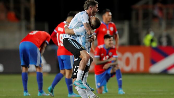 Papu Gómez celebra el triunfo en Chile cogiendo en brazos a Rodrigo de Paul.