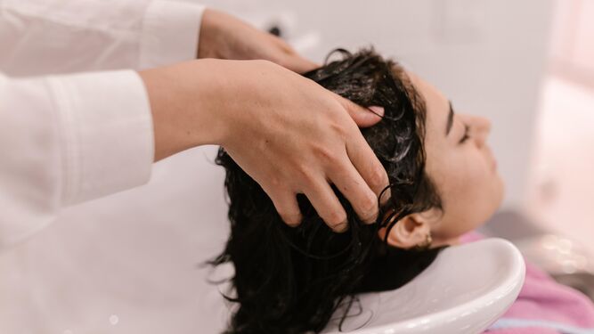 Método no poo: lavarse el pelo solo con agua, ¿es beneficioso para la salud capilar ?