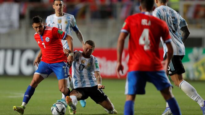 Papu Gómez disputa un balón con Alexis Sánchez en la altura chilena de Calama.