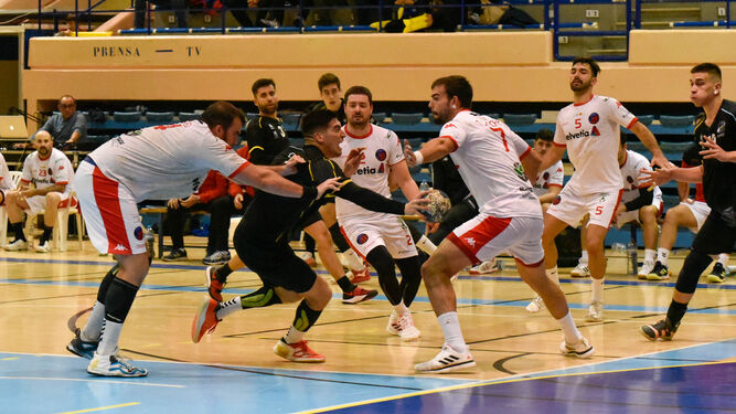 Los jugadores del Helvetia BM Prointegrada intentan defender en el partido contra el Ciudad de Algeciras.