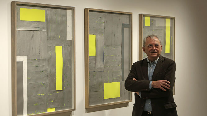 Juan Suárez (El Puerto de Santa María, 1946) ante tres de los cuatro cuadros de la serie 'Fragmentos'.