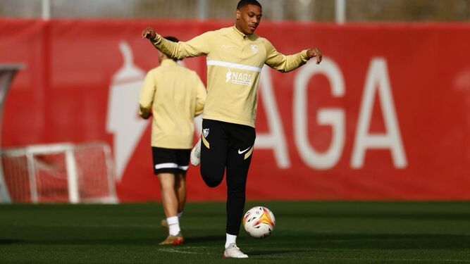 Martial, en el entrenamiento de este lunes en Sevilla.