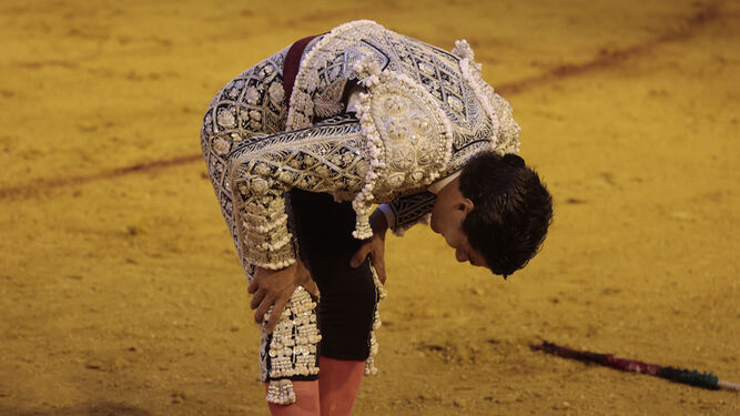 Pablo Aguado se resintió de sus problemas en la rodilla al matar al segundo de su lote en la corrida inaugural de la Feria de San Miguel.