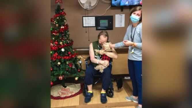 Un hombre hospitalizado se ve obligado a dar a su perro pero su enfermera lo rescata