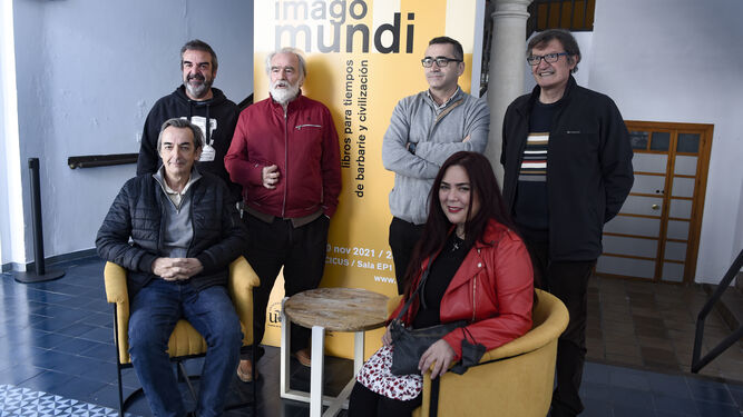 El equipo de la Serie Gong, con Domingo González, del Cicus, en la presentación del proyecto.